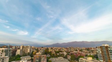Santiago de Chile şehrinin ufuk çizgisine doğru hareket eden bulutlarla birlikte dehşet verici bir zaman kaybı. Şehir hayatı ve binaların üzerinde hareket eden bulutlu bir kış gününde inanılmaz bir şehir manzarası.