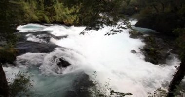 Pucon 'daki Saltos del Caburgua şelaleleri macera filmlerindeki gibi inanılmaz ve vahşi bir manzaraydı. Pasifik Okyanusu' nun çıkışını bulmak için nehrin aktığı yeşil bir manzaraydı. Şili