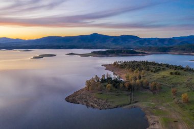 Yeşil doğalı mavi göl manzarası harika.
