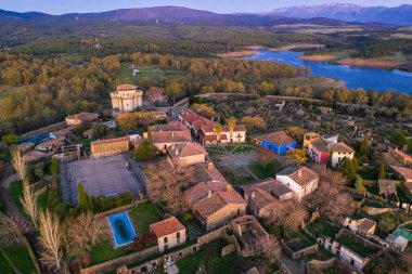 Granadilla kasabasındaki ortaçağ manzarası. Etkileyici bir ortaçağ şatosu. Etrafındaki savunma duvarı ile kasvetli bir gökyüzü ile ürkütücü bir fantezi dünyasının içinde kulesi var.