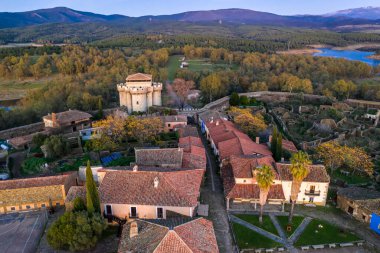 Granadilla kasabasındaki ortaçağ manzarası. Etkileyici bir ortaçağ şatosu. Etrafındaki savunma duvarı ile kasvetli bir gökyüzü ile ürkütücü bir fantezi dünyasının içinde kulesi var.
