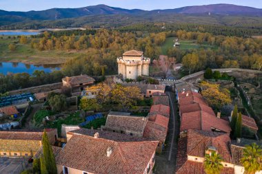 Granadilla kasabasındaki ortaçağ manzarası. Etkileyici bir ortaçağ şatosu. Etrafındaki savunma duvarı ile kasvetli bir gökyüzü ile ürkütücü bir fantezi dünyasının içinde kulesi var.