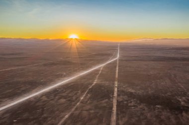 Atacama Çölü 'nü keşfederek bu muhteşem çölün en kurak bölgesinde sonsuz toprak yolda uçsuz bucaksız uzantıları keşfediyorum. Havadan bakıldığında sonsuz kum uzantılarından geçen korku dolu bir yolculuk macerası.