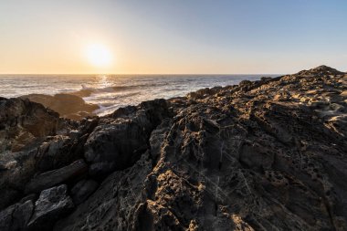 Denizde kristal mavi suyu olan Rocky Sahili