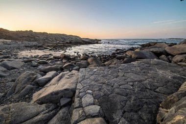 Denizde kristal mavi suyu olan Rocky Sahili