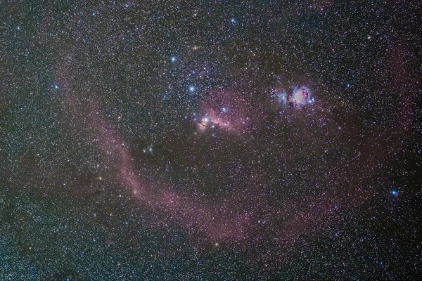오리온 성운과의 오리온 상수는 우주에서 놀라운 장소이다 오른쪽 아래에는 베텔게우스라는 — 스톡 사진