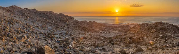 Spiaggia Rocciosa Con Acqua Cristallina Nel Mare — Foto Stock