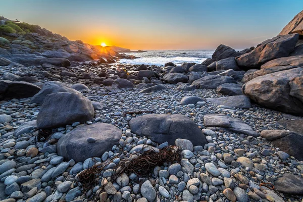 Rotsachtige Strand Met Kristalblauw Water Zee — Stockfoto