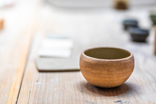 коричневая старая деревянная чаша на столе, вид из окна