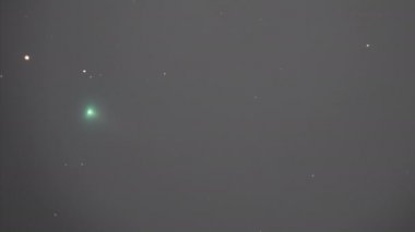 Comet Swan C / 2020 F8 kirlenmiş Santiago de Şili gece gökyüzünden Cetus takımyıldızını ve 12 Ceti yıldızını geçerken görüldü. Parlak kuyruklu yıldız çekirdeğini, komayı ve gece yıldızları arasında hızla ilerleyen küçük bir kuyruğu görebiliyoruz.