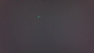Comet Swan C / 2020 F8 kirlenmiş Santiago de Şili gece gökyüzünden Cetus takımyıldızını ve 12 Ceti yıldızını geçerken görüldü. Parlak kuyruklu yıldız çekirdeğini, komayı ve gece yıldızları arasında hızla ilerleyen küçük bir kuyruğu görebiliyoruz.