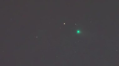 Comet Swan C / 2020 F8 kirlenmiş Santiago de Şili gece gökyüzünden Cetus takımyıldızını ve 12 Ceti yıldızını geçerken görüldü. Parlak kuyruklu yıldız çekirdeğini, komayı ve gece yıldızları arasında hızla ilerleyen küçük bir kuyruğu görebiliyoruz.