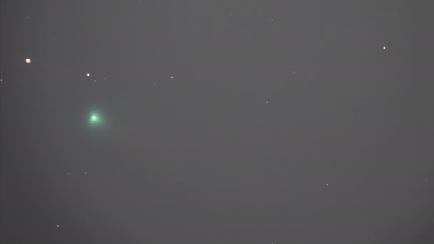 La comète Swan C / 2020 F8 vue depuis le ciel nocturne pollué de Santiago du Chili traversant la constellation du Cetus et 12 étoiles Ceti. Nous pouvons voir le noyau lumineux de la comète, le coma et une petite queue se déplaçant entre les étoiles de la nuit avec une vitesse impressionnante 