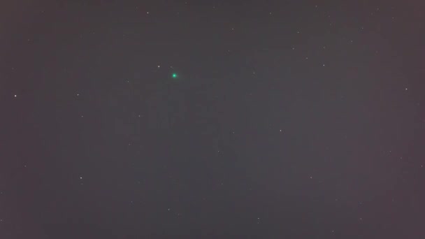 La comète Swan C / 2020 F8 vue depuis le ciel nocturne pollué de Santiago du Chili traversant la constellation du Cetus et 12 étoiles Ceti. Nous pouvons voir le noyau lumineux de la comète, le coma et une petite queue se déplaçant entre les étoiles de la nuit avec une vitesse impressionnante 