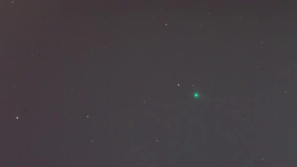 La comète Swan C / 2020 F8 vue depuis le ciel nocturne pollué de Santiago du Chili traversant la constellation du Cetus et 12 étoiles Ceti. Nous pouvons voir le noyau lumineux de la comète, le coma et une petite queue se déplaçant entre les étoiles de la nuit avec une vitesse impressionnante 