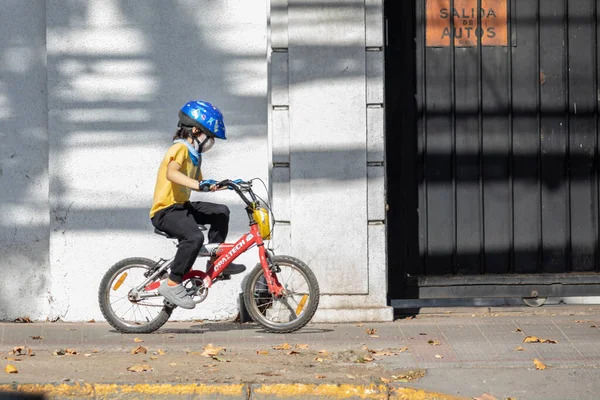 Πόλη Santiago Χώρα Χιλή Μαΐου 2020 Ένα Παιδί Προστατεύεται Μάσκα — Φωτογραφία Αρχείου