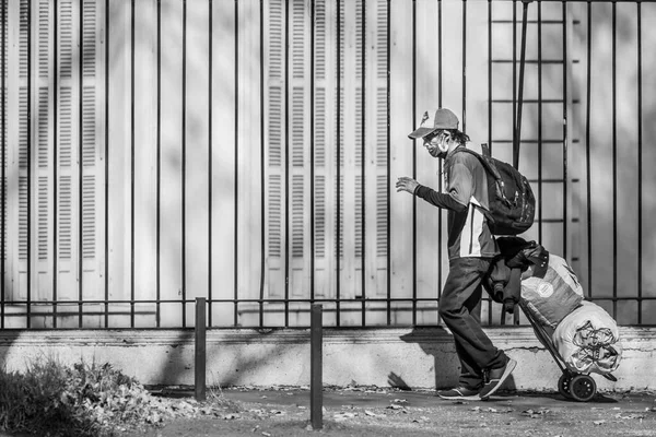 サンティアゴ国 チリ2 5月2020コロナウイルス感染症のためにマスク保護とプロビデンシア通りを歩いている間に心配している人Covid — ストック写真