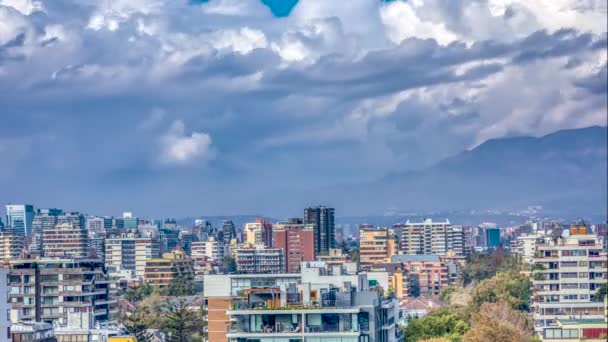 칠레의 산티아고 Santiago Chile 거리는 날많은 하늘에서 떨어지는 놀라운 광경을 — 비디오