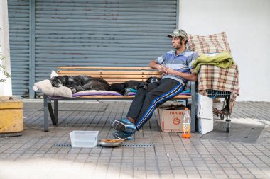 Şehir: Santiago Ülke: 26 Mart 2020 Gerçek evsiz insanlar Coronavirus hastalığı COVID-19 nedeniyle sokağa çıkma yasağından önceki son birkaç saat içinde Providencia sokaklarında endişeli ve terk edilmiş