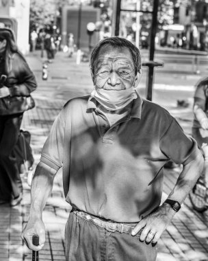 Şehir: Santiago Ülke: 26 Mart 2020 Providencia sokaklarında Coronavirus hastalığı COVID-19 nedeniyle sokağa çıkma yasağından önceki son saatler boyunca banka ve dükkanlara girmek için bekleyenler