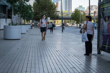 Şehir: Santiago Ülke: 26 Mart 2020 Coronavirus hastalığı COVID-19 nedeniyle sokağa çıkma yasağından önceki son saatlerde Providencia sokaklarında gerçek insanlar endişeli ve yürüyor