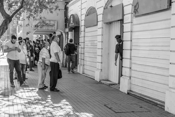 Cidade Santiago País Chile Março 2020 Pessoas Reais Preocupadas Caminhando — Fotografia de Stock