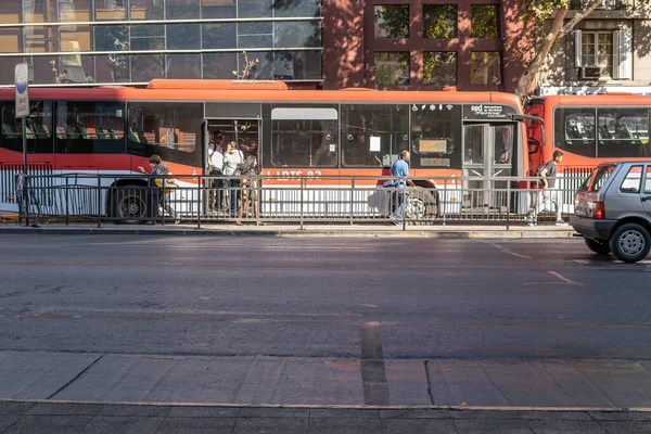 サンティアゴ国 チリ26 3月2020コロナウイルス病のために門限の数時間前にプロビデンシア通りで空のバスや駅と公共交通機関Covid — ストック写真
