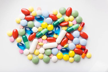 Bir sürü hap.