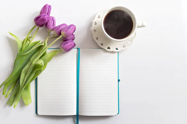 Bureau avec fleurs — Photo