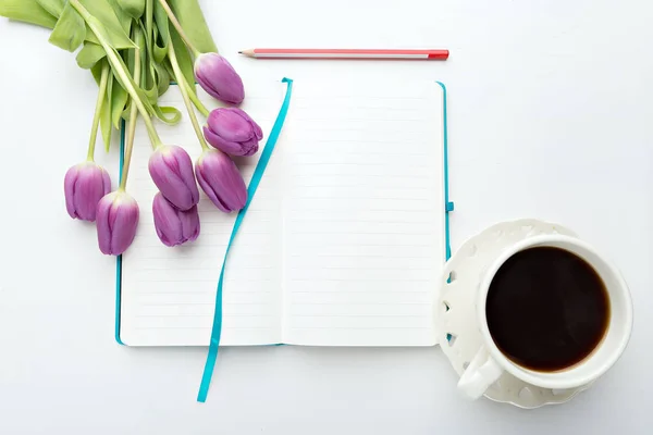 Bureau avec fleurs — Photo