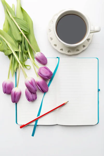 Bureau avec fleurs — Photo