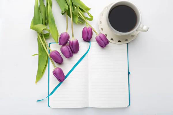 Bureau avec fleurs — Photo