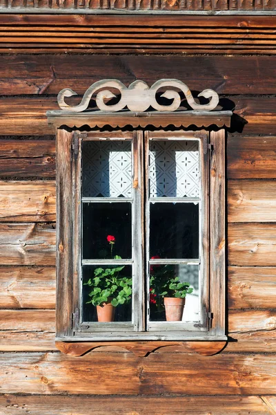 Ventana en casa de madera — Foto de Stock