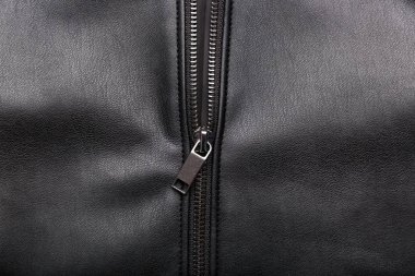ZIP siyah deri yüzeyinde açıldı