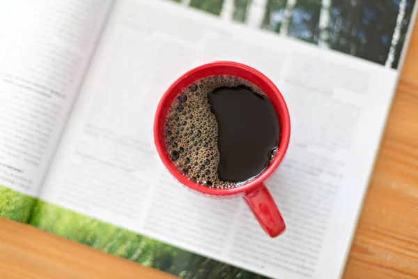 Kaffee und Zeitung — Stockfoto