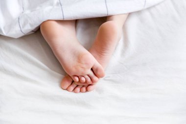 Yatak altında iki ayak