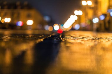 Şehir gece ışık ile aydınlatılmış sokak