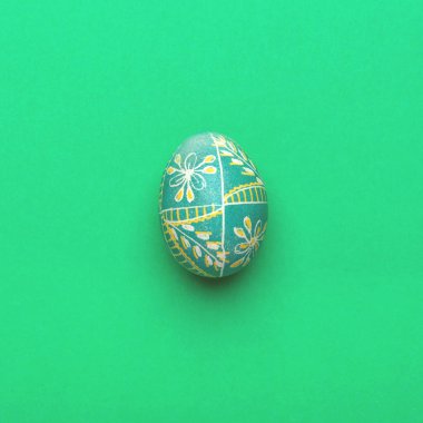 Yeşil arka planda en düşük paskalya yumurtası, düz.