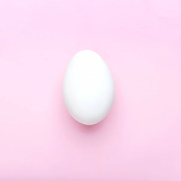 粉红背景的最小的白色复活节蛋 扁平的蛋 — 图库照片