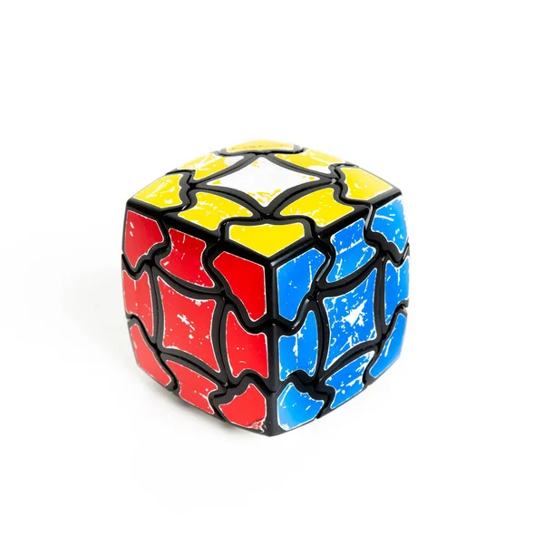Eski Kullanılmış Rubik Küpü Beyaza Izole Edilmiş — Stok fotoğraf