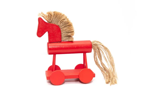 Cavalo Madeira Vermelho Sobre Rodas Isoladas Sobre Fundo Branco — Fotografia de Stock