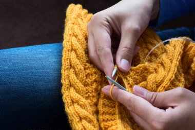 Renkli yün iplik örgü kadın elinde yakın çekim