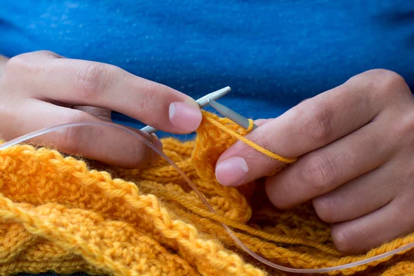 Close up van vrouw handen kleurrijke wol garen te breien — Stockfoto