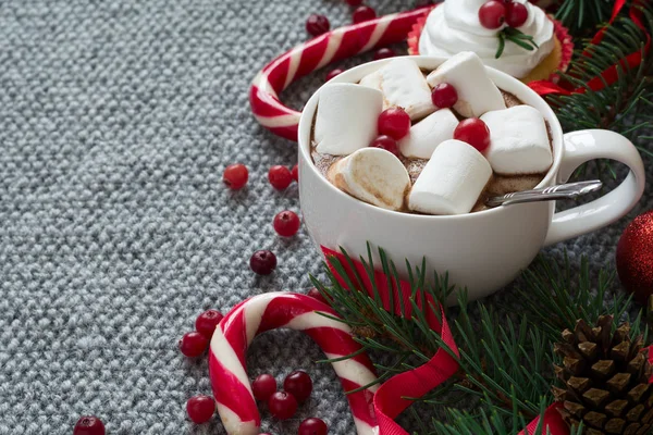 Decoração de Natal. Chocolate quente com marshmallow — Fotografia de Stock