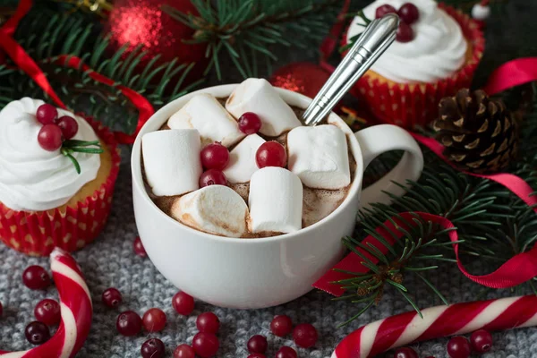 Christmas decoration. Hot chocolate with marshmallow — Stock Photo, Image