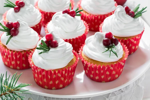 Christmas cupcakes with vanilla frosting, cranberries and rosemary — Stock Photo, Image