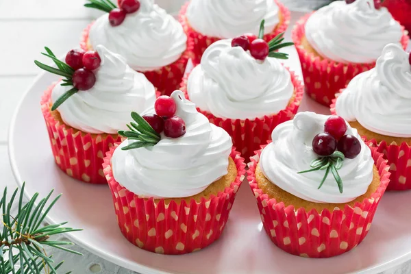 Christmas cupcakes with vanilla frosting, cranberries and rosemary — Stock Photo, Image