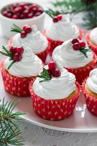 Christmas cupcakes with vanilla frosting, cranberries and rosemary — Stock Photo, Image