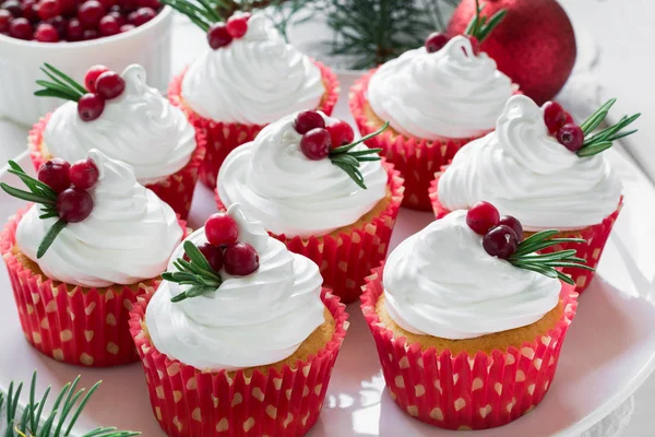 Christmas cupcakes with vanilla frosting, cranberries and rosemary — Stock Photo, Image