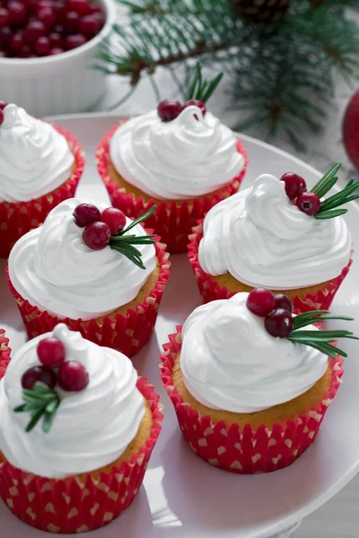 Christmas cupcakes with vanilla frosting, cranberries and rosemary — Stock Photo, Image